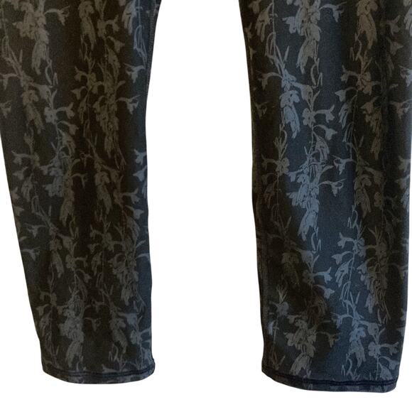 Fabletics High-Rise Outlined Floral Nature Crop Pedal Pushing Workout Leggings - Picture 3 of 7